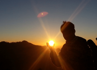 Seja você a luz que auxilia o caminhar de todos ao seu redor